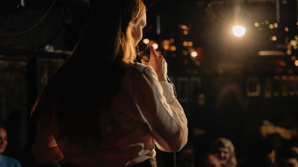 Female comedian from the rear